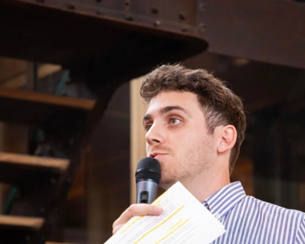 Boris Armand, micro à la main et notes surlignées, lors d'une intervention sur l'IA